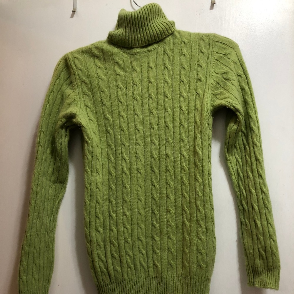 Green cashmere sweater size Medium